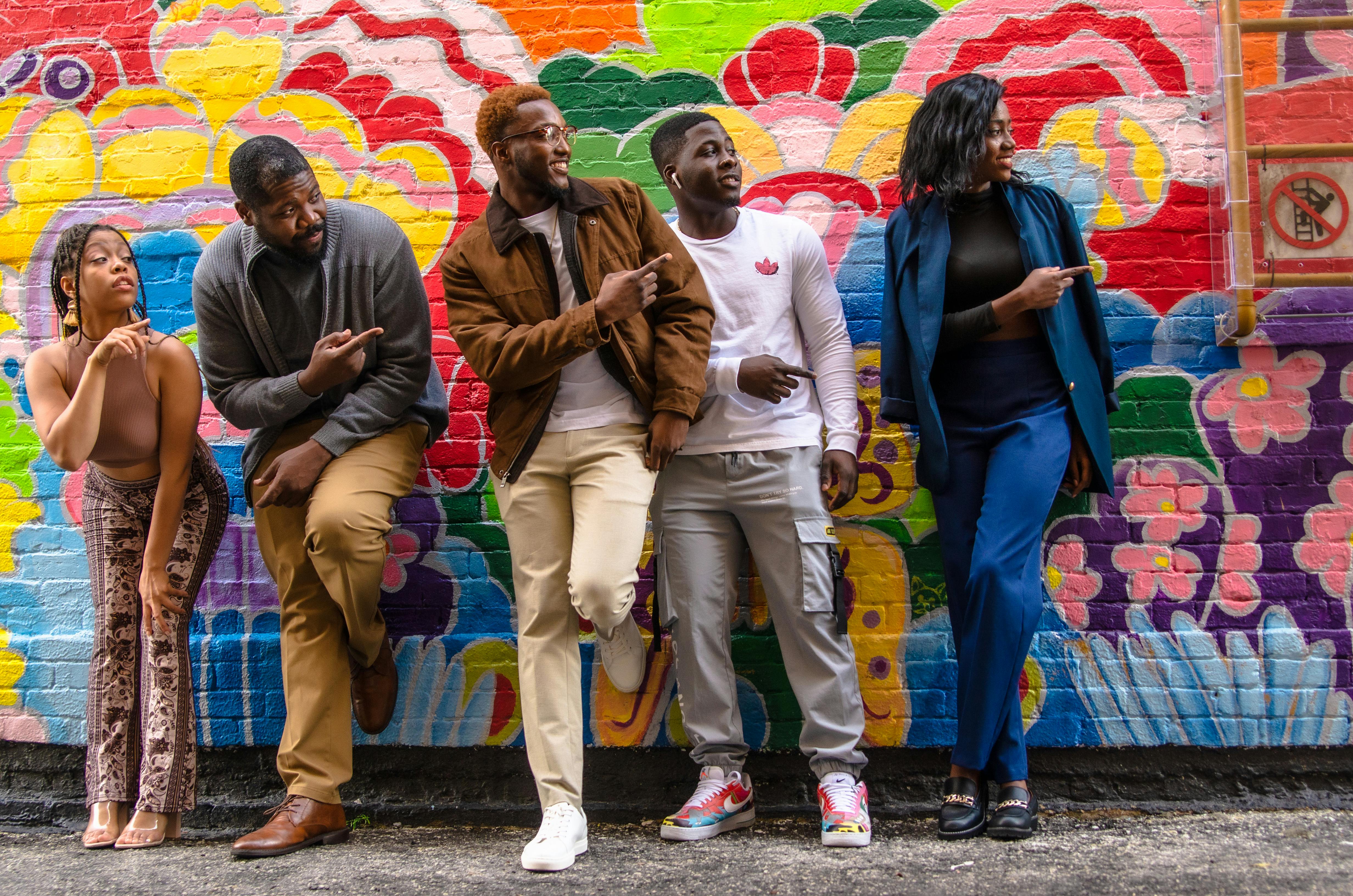 Young Kenyan leaders in community discussion